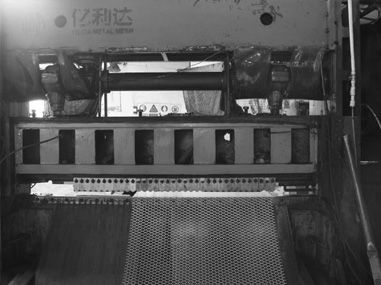 買了第一臺鋼板網(wǎng)機。